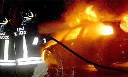 Incendio in un deposito giudiziario a Carapelle: in fumo sette auto e un trattore sotto sequestro