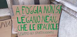 Protesta sotto il Comune contro l'operazione Salvini: «A Foggia non si Legano neanche le braciole, usiamo gli stuzzicadenti»