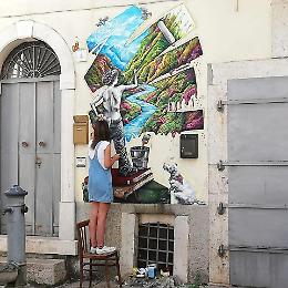 Soluzione onirica: l’artista Rossana D’Andreatta colora le mura di Venosa 
