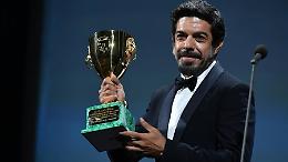 Favino vince la Coppa Volpi con "Padrenostro" nato dalla nostalgia per Candela