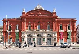 Coronavirus, 11 contagi al "Petruzzelli" di Bari: chiuso il teatro