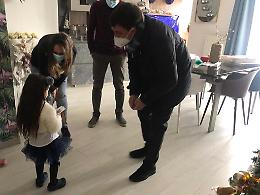 Il sindaco di Gravina in Puglia consegna una medaglia ai 149 bambini guariti dal Covid