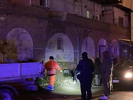 Crolla parte del parapetto di un palazzo "fantasma" a Foggia, la protesta degli ex residenti