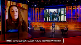 Sospesa a scuola per aver abbracciato una compagna. La madre: «Uscita da scuola piangendo chiedendomi scusa, ma io l'ho rincuorata»
