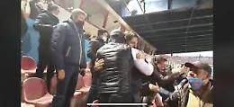 Per festeggiare la vittoria con il Foggia, i baci e gli abbracci del sindaco di Catania fanno rumore e scatenano le polemiche