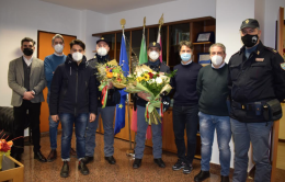 A Foggia un grazie detto con i fiori alla Polizia per gli arresti riguardanti l'omicidio di Francesco Traiano