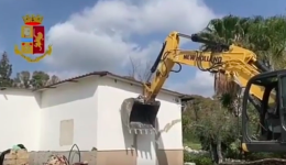 Scanzano, buttata giù la villetta abusiva del boss