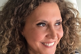 Nicoletta Simeone "casellante" di Isoradio alla scoperta dei dialetti di Puglia a Vieste, dove le strade «nascono dritte e muoiono storte»