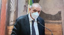 Il sottosegretario Costa sogna il modello Pechino: controllare i green pass anche a chi lavora da casa