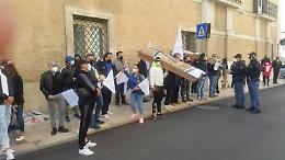 A Foggia corteo funebre delle partite Iva contro Draghi: «Ci avete uccisi»
