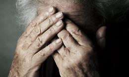 Litigano, lei lo spinge e lui cade battendo la testa e muore