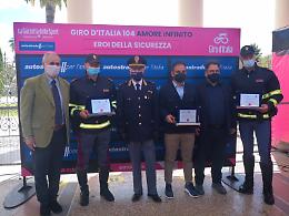 Al Giro d'Italia tornano a correre anche gli "Eroi della Sicurezza" della Polizia