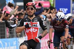 Foggia porta male a Ewan: il campione cade e si ritira dal Giro d'Italia