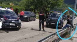  Viggiano, ladro in fuga ammanettato dai carabinieri a un palo, sui social la foto diventa virale 