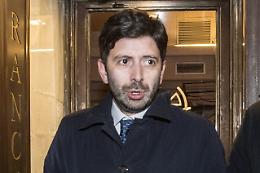 Il chiusurista Speranza scaricato da Bassetti: «Contagio ridotto grazie ai vaccini, non alle chiusure»
