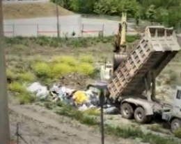 Potenza: camion e ruspa in pieno giorno per smaltire rifiuti di un cantiere edile. Il video diventa virale 