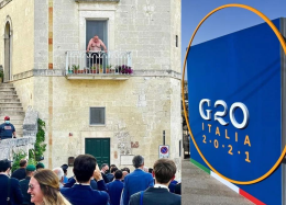 G20 a Matera, a petto nudo sul balcone mentre sfilano i potenti del mondo: la foto è virale 