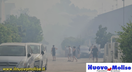 A fuoco il mare del Molise, Campomarino brucia