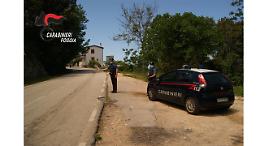 Riesce a fuggire dalla casa in cui subiva violenze, scalza e con gli abiti strappati: i Carabinieri arrestano il bruto