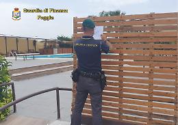 Piscina di giorno, feste danzanti di sera: la GdF di Foggia sequestra a Stornara il B&B abusivo di un'associazione sportiva