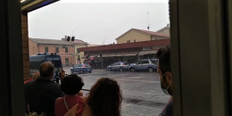 La visita di Speranza a Pesaro è un flop: manifestanti, contestazioni e lancio di uova