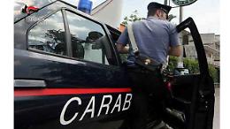 Si rifiuta di coltivare marijuana, viene chiuso in cantina e picchiato: 2 arresti a Cagnano Varano