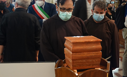 L'ultimo saluto di Raffaella Carrà a Padre Pio: la sua urna oggi a San Giovanni Rotondo
