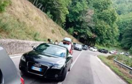 A Monticchio giro in bici e navette hanno fatto storcere il naso ai turisti: lunga fila di auto e dietrofront