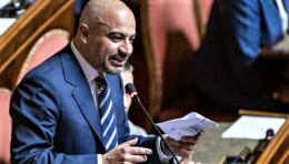 Supergreenpass. Dai banchi del Senato, Paragone ne ha per tutti: «Spero che almeno Big pharma vi stia ripagando bene»