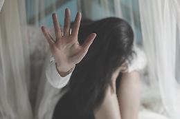 A 19 anni picchia e perseguita la ragazza minorenne: gli viene solo vietato di avvicinarla, invece di sbatterlo dentro e gettare la chiave