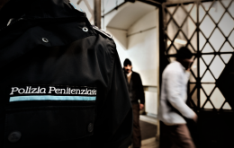 Incendi, sequestri, pistolettate, fughe e aggressioni: più che un film, è il girone dantesco delle carceri italiane
