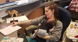 Non è un Paese per mamme lavoratrici: in Italia nel 2020 sono state 42mila le dimissioni di neogenitori, 77 per cento donne
