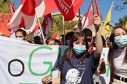 Potenza, studenti in piazza: «Il cambiamento climatico non aspetta, partire dall'ecologismo per una scuola migliore»