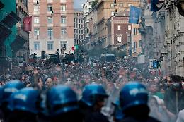 Un sabato di follia: arrestate nella notte 12 persone. Condanna bipartisan delle violenze no pass, Draghi: «Avanti con i vaccini»