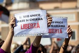 Proteste Nopass, dalla piazza alla sede della Cgil: le immagini di una giornata di violenza 
