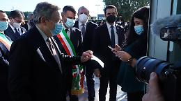 Draghi, il virile del green pass: a Bari meglio dell'Istituto Luce