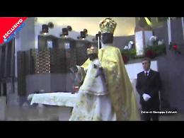 Così la "Madonna nera" di Foggia sorprende i fedeli scendendo dal trono