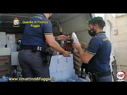 La GdF di Foggia fa man bassa nell'emporio della mala sequestrando liquori, abiti, mascherine contraffatti