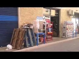 Bomba al Proshop, ecco il video che riprende gli attentatori