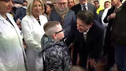 Tra i bambini malati, gli operai delusi, i commensali della Caritas, Conte a Taranto: «Ce la faremo»