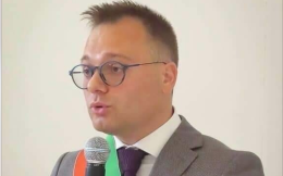 Il sindaco di Cellamare a Fedez: «Vedere nel tuo video uno con la fascia tricolore orinare su una persona è un'offesa»