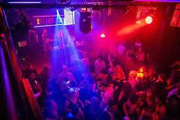 Il buttafuori chiede il green pass all'entrata di una discoteca in Puglia, riceve due colpi di pistola