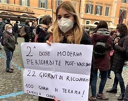 «Non è l'acqua di Lourdes» ed è pure vietato parlare delle reazioni avverse al vaccino: ecco le storie di Paolo e di Camilla