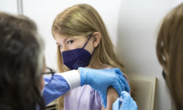 Emiliano dà il via in Puglia ai vaccini anti Covid per i bambini: somministrazione negli studi pediatrici, nelle scuole e nei centri di cura