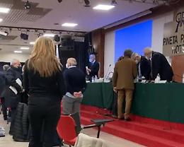«Vergogna! Mafiosi!», tra insulti e spintoni una pacata assemblea dell'Ordine dei medici a Roma tra camici bianchi si e no vax

