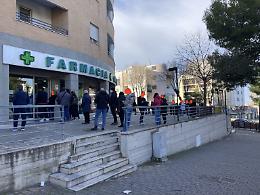 A Matera un Santo Stefano di tamponi: disagi nell'unica farmacia di turno 