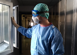 Nelle ultime 72 ore oltre mille sanitari positivi, un aumento esponenziale nei giorni tra il 24 e il 27 dicembre