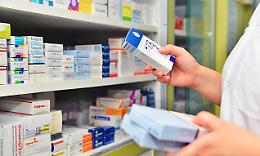 Il governo rincorre i no vax. Intanto lo Zitromax, antibiotico per curare il Covid, è introvabile 