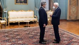 Draghi media per se stresso e per il governo e rilancia: «Mattarella resti per il bene del Paese»
