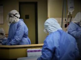Le restrizioni non fermano Omicron: 54.005 sanitari positivi al Covid nell'ultimo mese 
